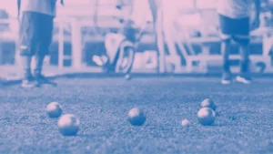 zoom sur une partiede pétanque et les boules, l'image est couleur lavande