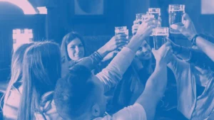 Étudiants dans un bar qui boivent un verre ensemble